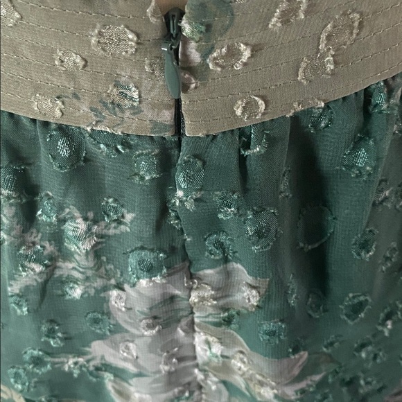 ASOS  design size 6 cut out dress ties and zips in back - Picture 8 of 11